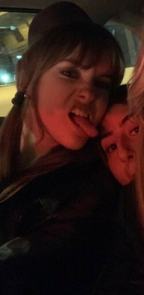 Victoria De Angelis hot model image