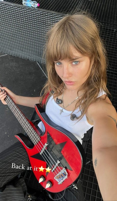 Victoria De Angelis sex pornstar picture