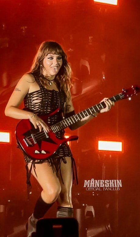 Victoria De Angelis pretty star image