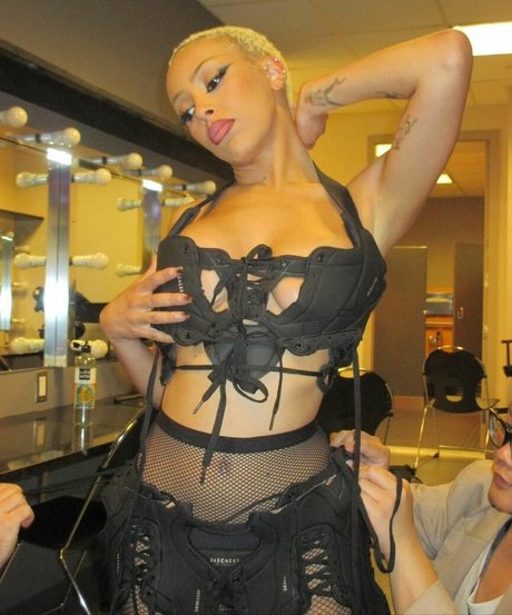 Doja Cat erotic model photo