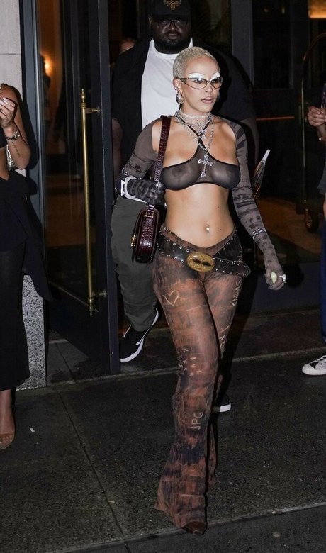 Doja Cat star erotic photos