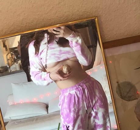 avianaviolet exclusive model pic