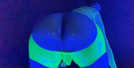 suciowalker nude actress image