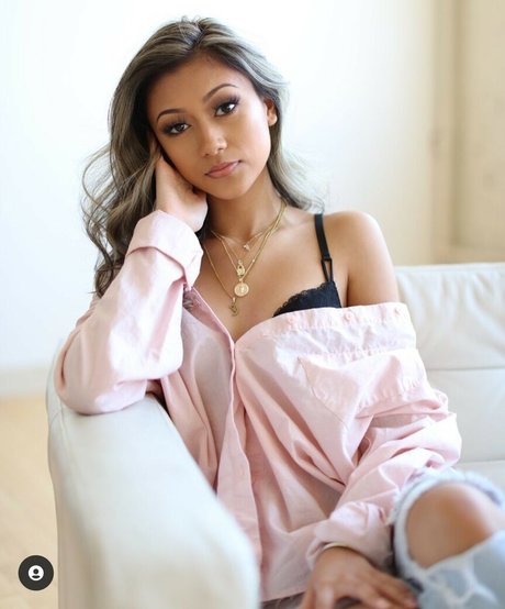 Moliney Mao model perfect photos