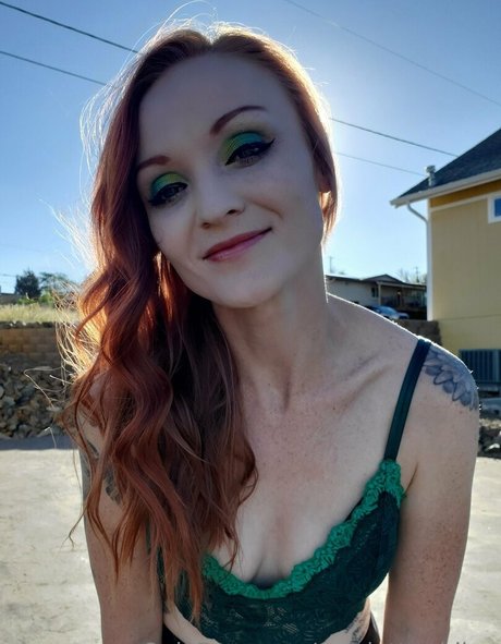 scarlettredding model naked pictures