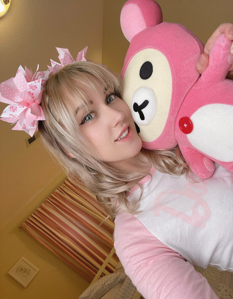 caradaily pornographic actress photo