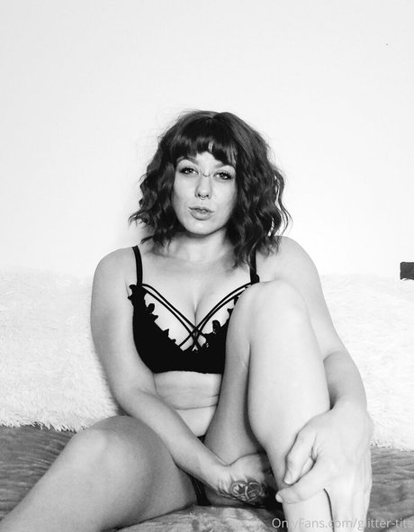 glitter tits pretty model pictures