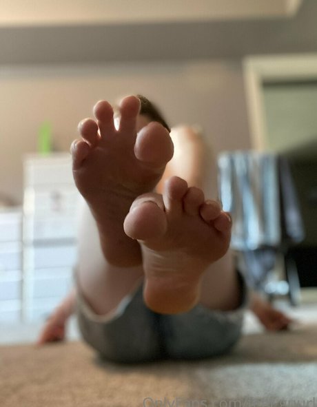 feet guurl actress photo