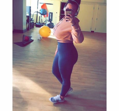 huge shemale onlyfans hot pictures