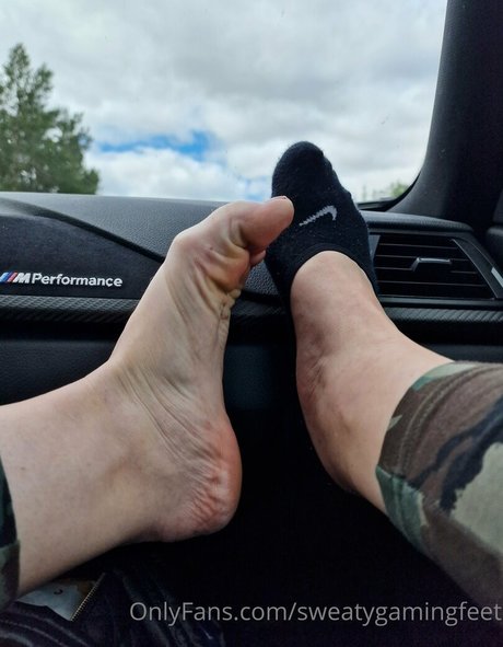 sweatygamingfeet model beautiful pics