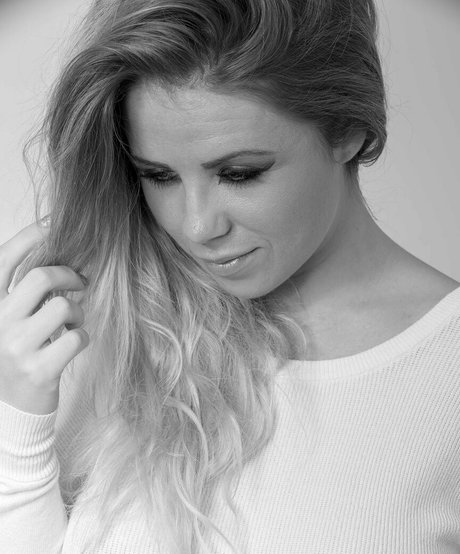 Theresa Louise exclusive star images