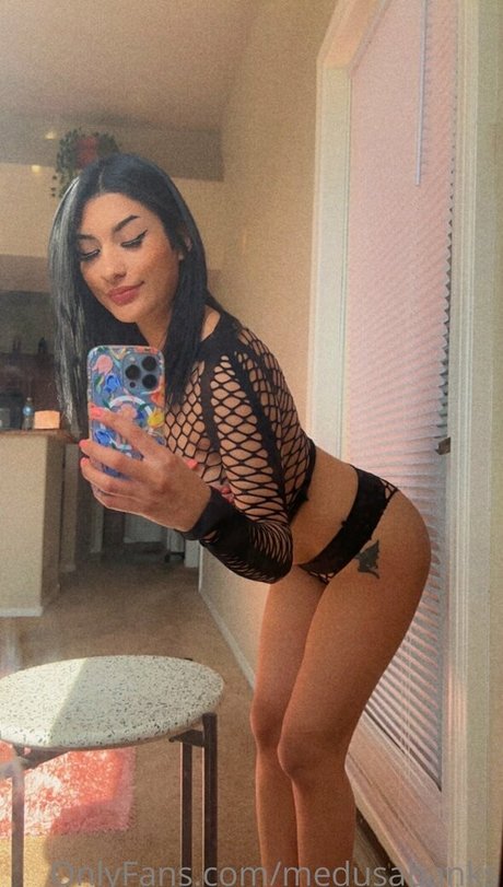 medusabanks model pretty photos