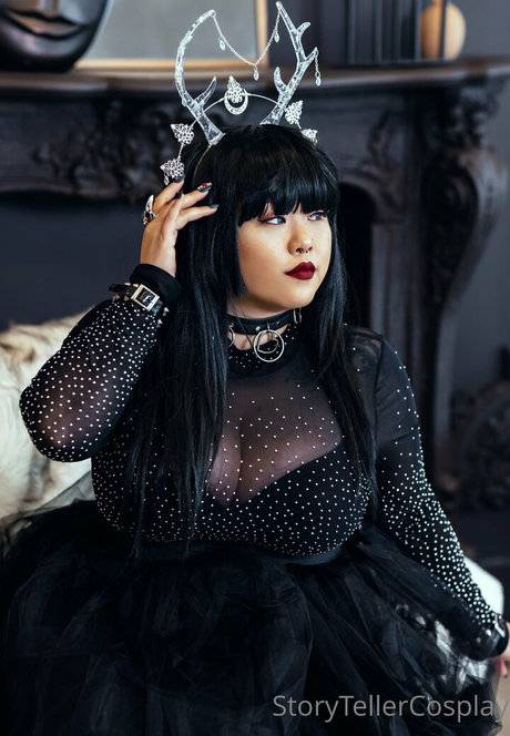 storytellercosplay model top pic