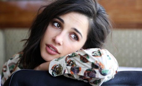 Naomi Scott xxx model pic