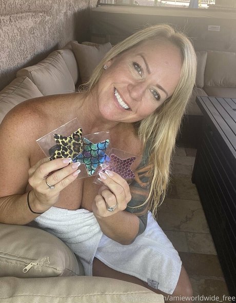 lesbian kissing onlyfans beautiful xxx images