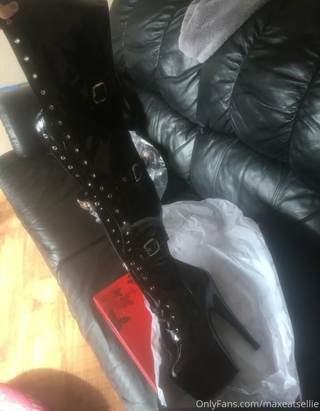 maxeatsellie star erotic pictures