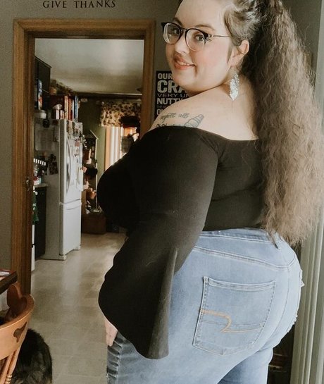 busty mom onlyfans free nude photo