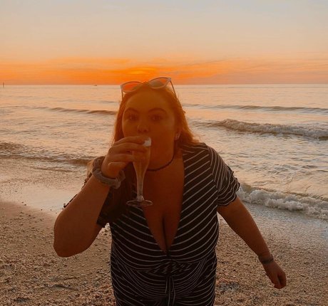 Amberly nude model picture