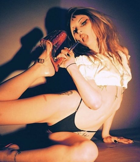 LilithLevisis model top images