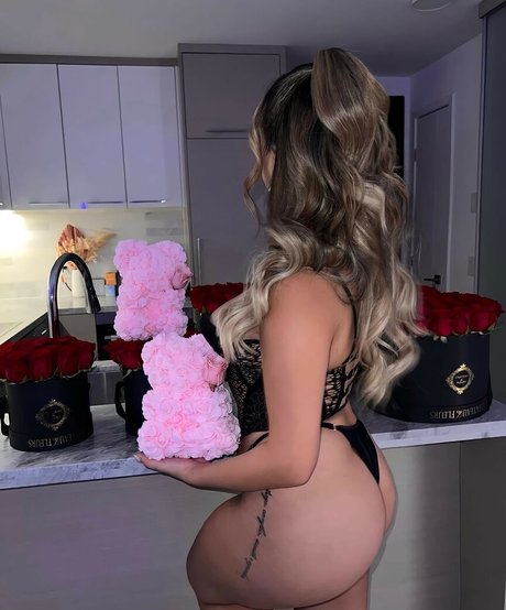 SandraXO model top img