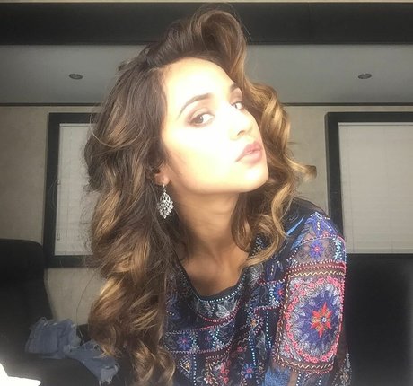 Summer Bishil star exclusive photos