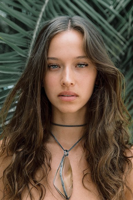 Isabella Mathers model high quality img