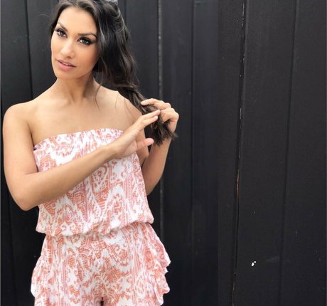 Janina Gavankar sexy star picture