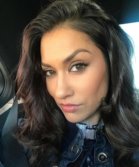 Janina Gavankar top model image