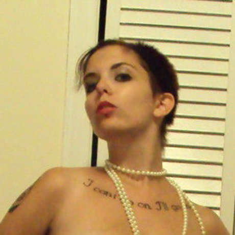 Raxkingisdead beautiful model image