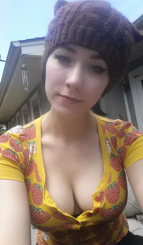 Mira Scarlet model free photo