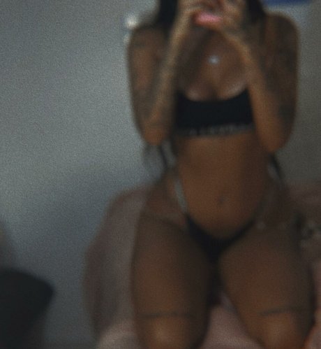 Mah Tavares nude model image