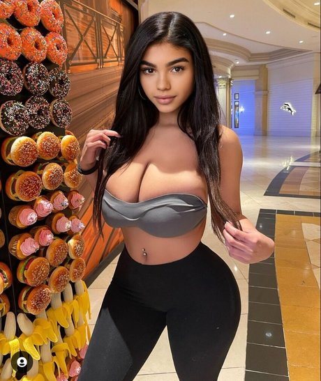 Zarah Heavens porn star img