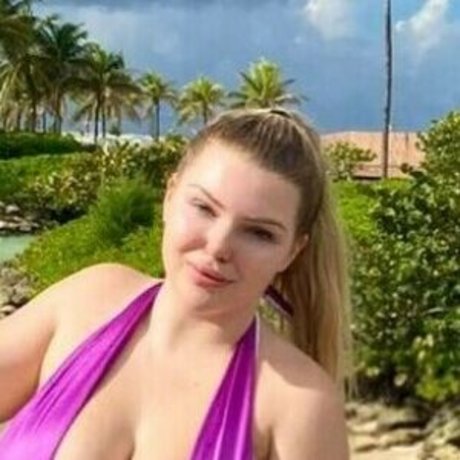 queencherryb model adult photo