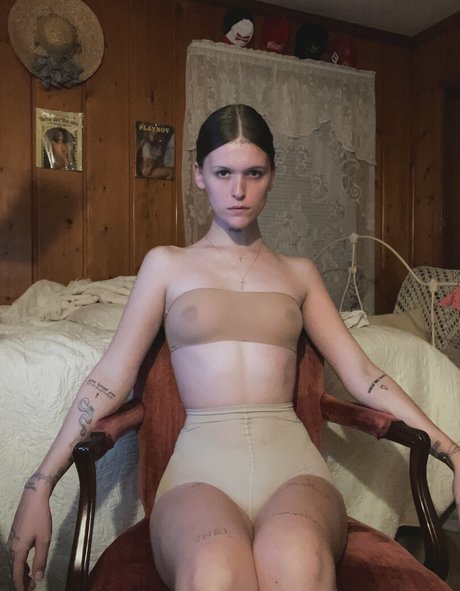 Ethel Cain pretty pornstar img