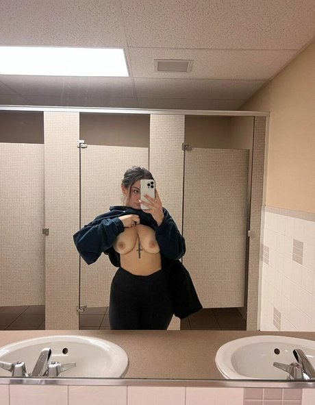 Sheisbusty art model img