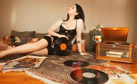 Laura Badler model top pic