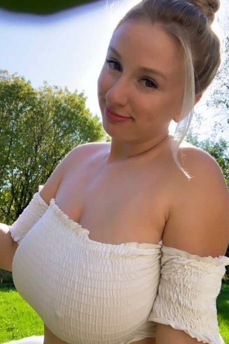 Yillian model nude pictures