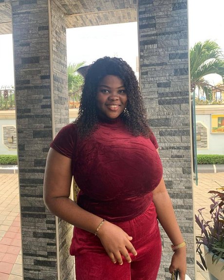 Chioma lovv erotic actress pic