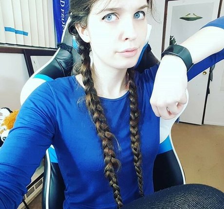 warmfreshpaint sex model photos