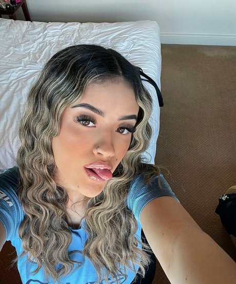 Goldensugaarr naked model archive