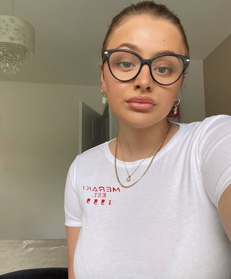 Eleanor Evans model sexy galleries