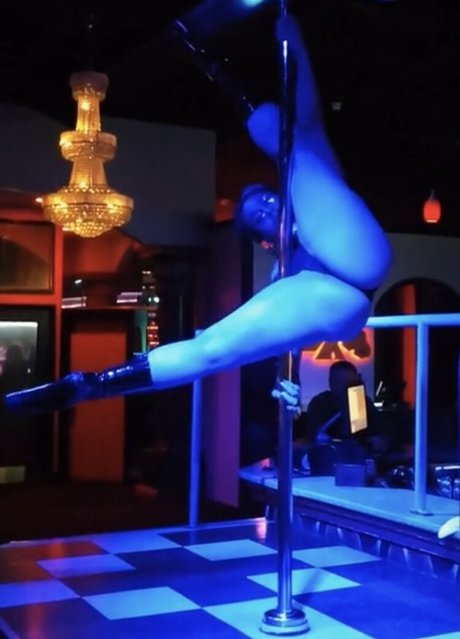 lmuertos sexy model pic