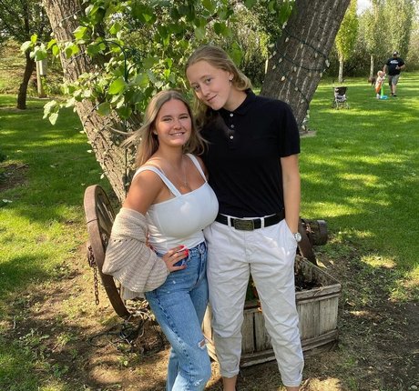 Paige F hot actress gallery