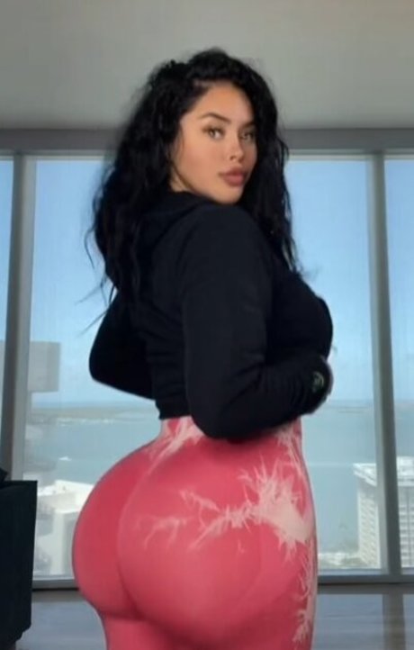 Viraljen erotic model img