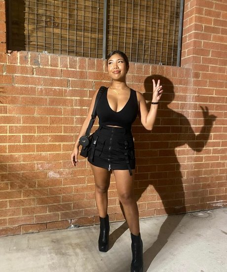 Sml Prsn sexy model image