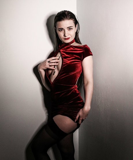 Dekilah model top pic