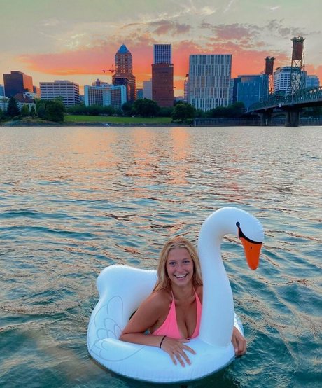 Ainsley Weaver star pornographic pictures