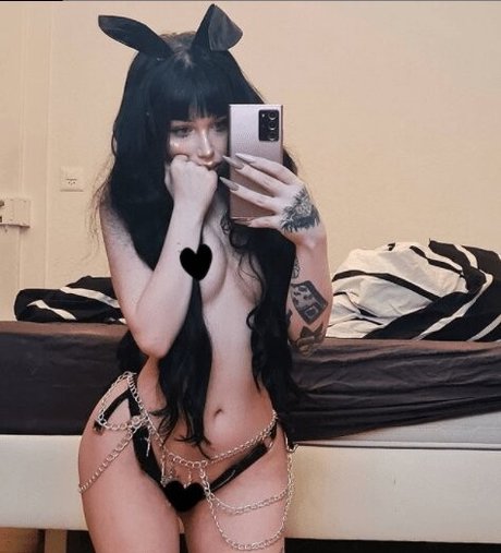 SaltyBxxbe naked model photos