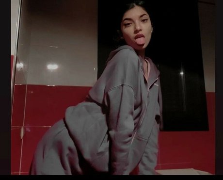 Blackamber51 pretty model photo