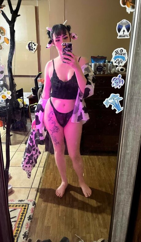 Caecity model sexy pic